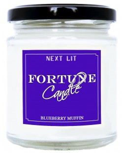 Ароматна свещ с късметче Next Lit Fortune Candle - Мъфин с боровинки, на английски