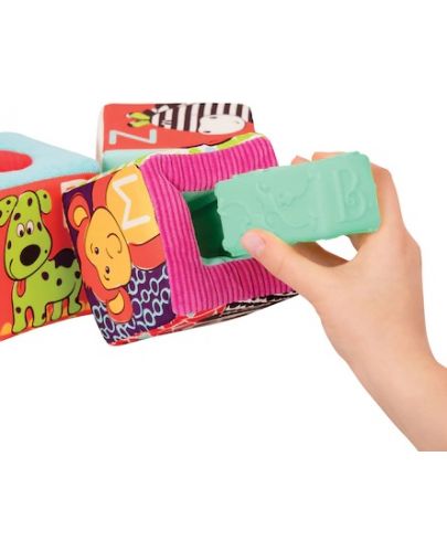 Бебешка играчка Battat - Текстилни кубчета с формички - 3