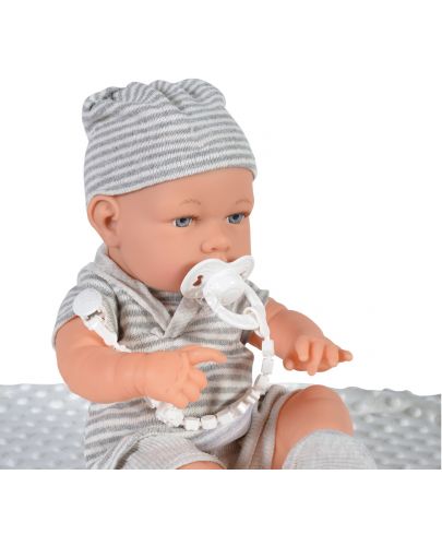Кукла-бебе Moni - Със сиви дрешки на райе и одеялце, 41 cm - 2