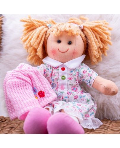 Мека кукла Bigjigs - Попи,  с рокличка на цветя и жилетка, 28 cm - 5