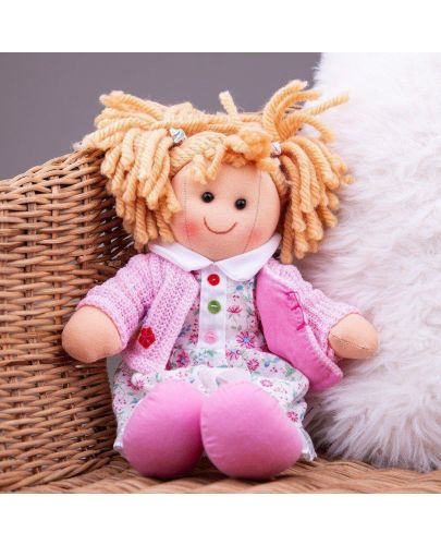 Мека кукла Bigjigs - Попи,  с рокличка на цветя и жилетка, 28 cm - 2