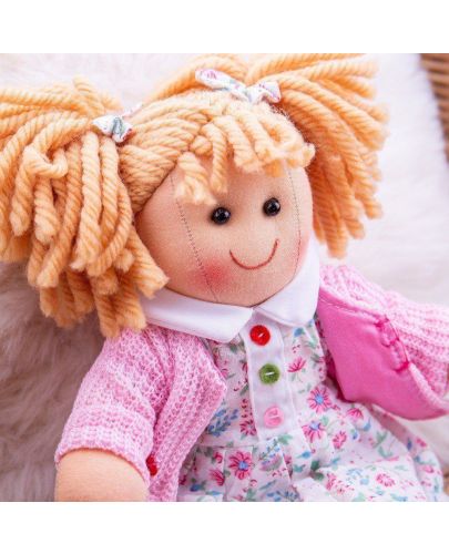 Мека кукла Bigjigs - Попи,  с рокличка на цветя и жилетка, 28 cm - 3