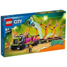 Конструктор LEGO City - Предизвикателство с камион за каскади и огнен обръч (60357)